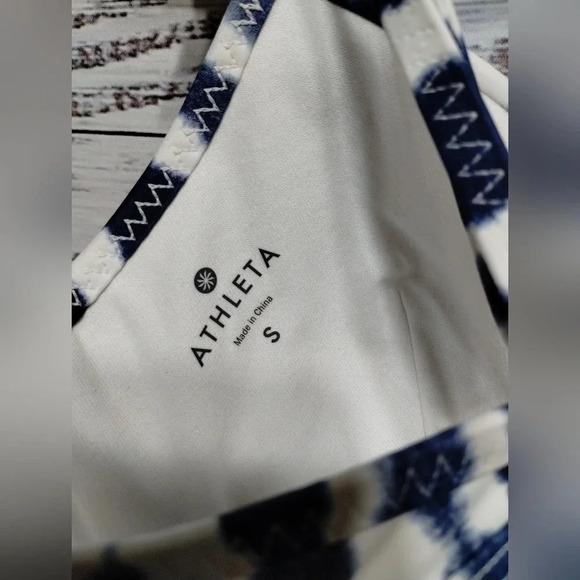 Athleta Tie Dye Wavebreak Molded Cup Tankini Swim Top in Blue White size Small - Picture 4 of 5